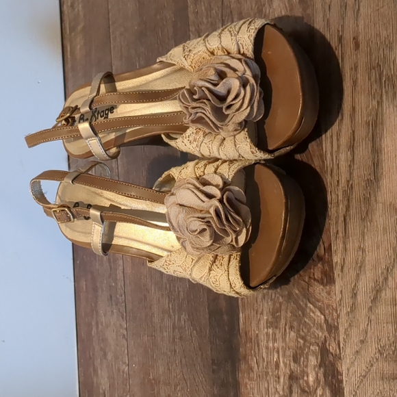 On Stage Wedge heels Sz 7 1/2 - Picture 1 of 7